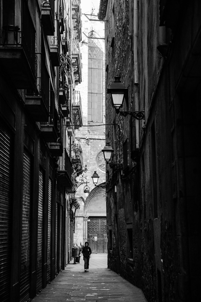 Barcelona narrow street-1