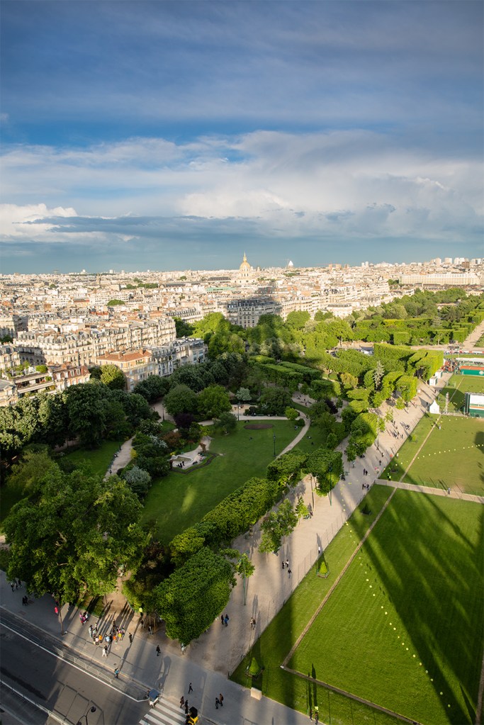 Eiffel tower top-2 lr