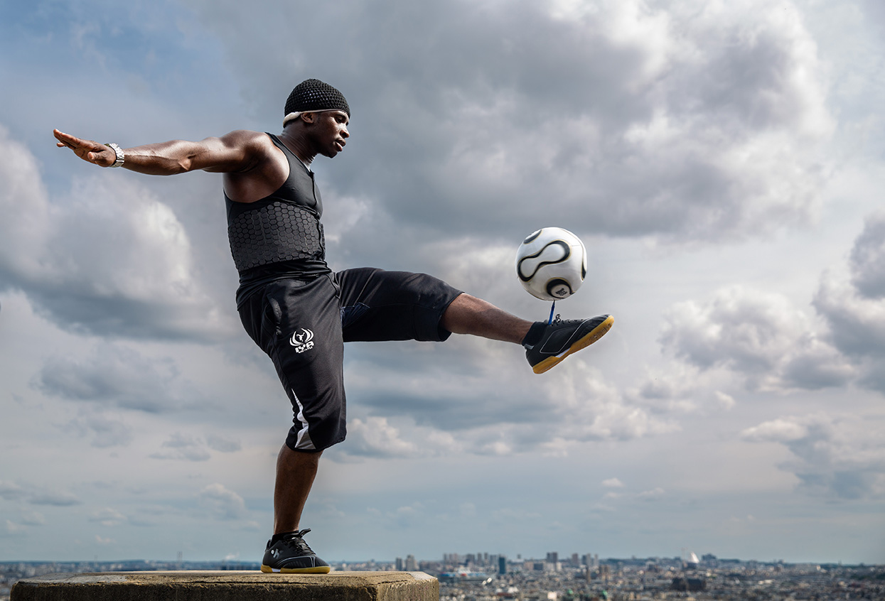 montmatre football street performer