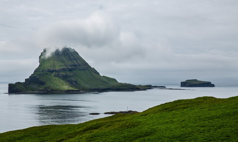 To gasadalur Tindhólmur